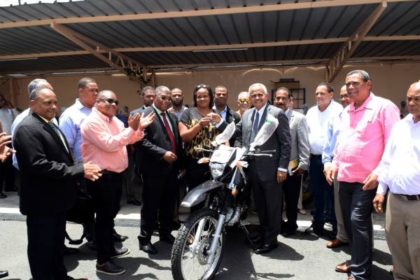 Gobierno a través de INDOCAFE, entrega 35 motocicletas a técnicos de la Institución