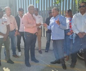 INDOCAFE entrega motocicletas y camionetas a t&eacute;cnicos de la instituci&oacute;n