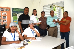 INDOCAFE y SENASA realizan entrega de carn&eacute;s de seguro m&eacute;dico a caficultores Norcentral y Nordeste