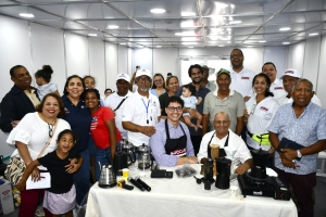 Ministro de Agricultura acompa&ntilde;a a INDOCAFE en su stand en la Feria Agropecuaria Nacional