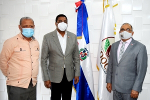 El Director Ejecutivo del INDOCAFE, Le&oacute;nidas Batista D&iacute;az, recibe en su despacho la visita de cortes&iacute;a del Viceministro de la presidencia